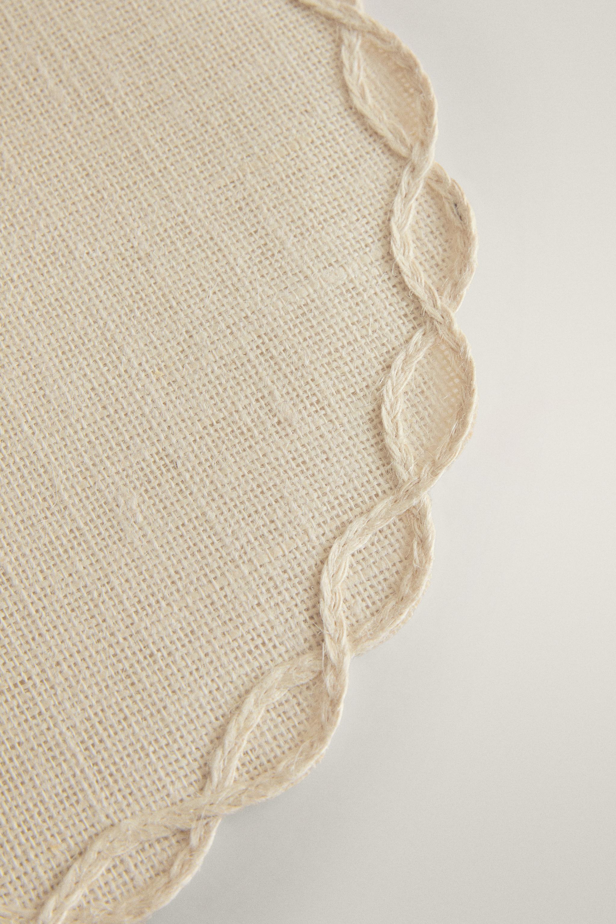 PLACEMAT WITH CHAIN DETAIL